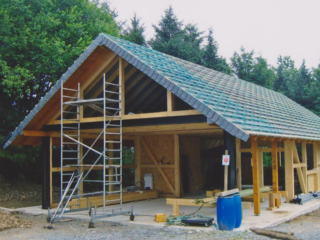 Holzrahmenbau - das Dach ist vorbereitet und der Innenausbau hat begonnen